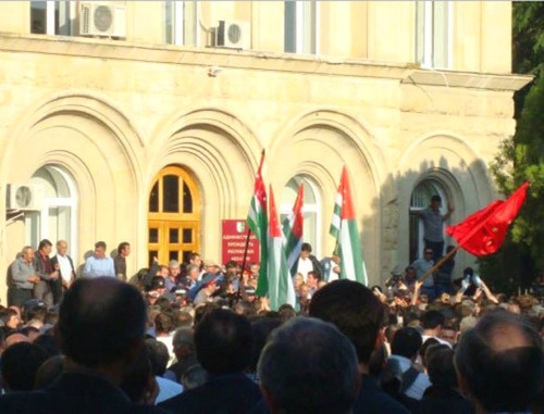 Участники митинга оппозиции в центре Сухума. 27 мая 2014 г. Фото: fbcdn.net Участники митинга оппозиции в центре Сухума. 27 мая 2014 г. Фото: fbcdn.net