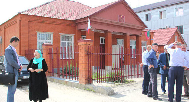 Сторонники Руслана Кутаева возле здания Урус-Мартановского городского суда Чечни. 23 мая 2014 г. Фото Магомеда Магомедова для "Кавказского узла" Сторонники Руслана Кутаева возле здания Урус-Мартановского городского суда Чечни. 23 мая 2014 г. Фото Магомеда Магомедова для "Кавказского узла"