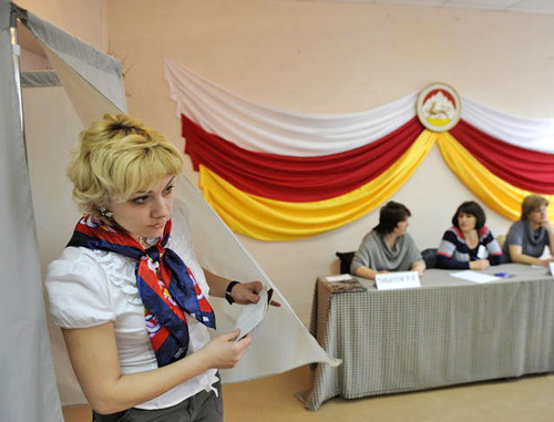 На одном из избирательных участков. Цхинвал, апрель 2012 г. Фото www.cominf.org На одном из избирательных участков. Цхинвал, апрель 2012 г. Фото www.cominf.org