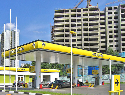 Одна из АЗС „Роснефти“. Фото: A.Savin http://ru.wikipedia.org/ Одна из АЗС „Роснефти“. Фото: A.Savin http://ru.wikipedia.org/