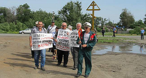 Протестное шествие жителей Зверева. Ростовская область, 2 июня 2014 г. Фото: © Ростовский областной комитет КПРФ, http://kprf-don.ru/index.php/work/mestnie/3146-2014-06-02-12-16-38.html Протестное шествие жителей Зверева. Ростовская область, 2 июня 2014 г. Фото: © Ростовский областной комитет КПРФ, http://kprf-don.ru/index.php/work/mestnie/3146-2014-06-02-12-16-38.html