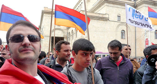 Участники акции протеста против пенсионной реформы. Ереван, 9 апреля 2014 г. Фото Армине Мартиросян для "Кавказского узла" Участники акции протеста против пенсионной реформы. Ереван, 9 апреля 2014 г. Фото Армине Мартиросян для "Кавказского узла"