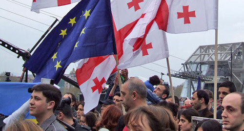 Участники акции "Мы выбираем Европу" с флагами Грузии и Евросоюза. Тбилиси, 13 апреля 2014 г. Фото Эдиты Бадасян для "Кавказского узла" Участники акции "Мы выбираем Европу" с флагами Грузии и Евросоюза. Тбилиси, 13 апреля 2014 г. Фото Эдиты Бадасян для "Кавказского узла"