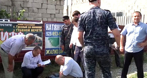 Сотрудники правоохранительных органов на месте убийства подозреваемого в убийстве сотрудника полиции. Грозный, 3 июля 2014 г. Кадр из видео пресс-службы МВД по Чеченской Республике Сотрудники правоохранительных органов на месте убийства подозреваемого в убийстве сотрудника полиции. Грозный, 3 июля 2014 г. Кадр из видео пресс-службы МВД по Чеченской Республике