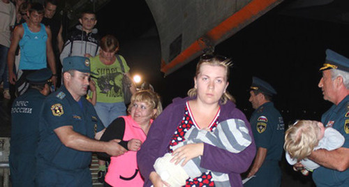 Cамолет МЧС с украинскими беженцами. Июль 2014 г. Фото: Пресс-служба ГУ МЧС по РД Cамолет МЧС с украинскими беженцами. Июль 2014 г. Фото: Пресс-служба ГУ МЧС по РД