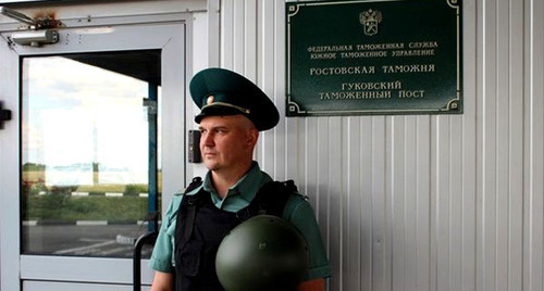 Сотрудник гуковского таможенного поста. Фото: Пресс-служба Южного таможенного управления Сотрудник гуковского таможенного поста. Фото: Пресс-служба Южного таможенного управления