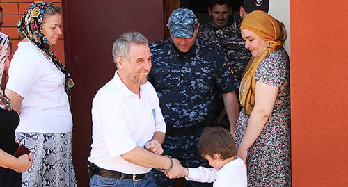 Руслан Кутаев у здания суда. Фото Магомеда Магомедова для "Кавказского узла" Руслан Кутаев у здания суда. Фото Магомеда Магомедова для "Кавказского узла"
