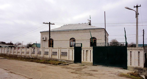 Мечеть по ул. Советской в посёлке Тарумовка, Дагестан. Фото: Хабиб Магомедов. http://odnoselchane.ru/?page=photos_of_category§=1074&com=photogallery Мечеть по ул. Советской в посёлке Тарумовка, Дагестан. Фото: Хабиб Магомедов. http://odnoselchane.ru/?page=photos_of_category§=1074&com=photogallery