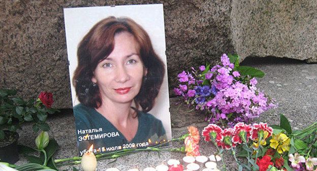 Портрет Натальи Эстемировой у Соловецкого камня на Троицкой площади, установленный во время траурного пикета. Санкт-Петербург, 15 июля 2009 г. Фото Ирины Флиге, НИЦ "Мемориал" http://www.hro.org/ Портрет Натальи Эстемировой у Соловецкого камня на Троицкой площади, установленный во время траурного пикета. Санкт-Петербург, 15 июля 2009 г. Фото Ирины Флиге, НИЦ "Мемориал" http://www.hro.org/