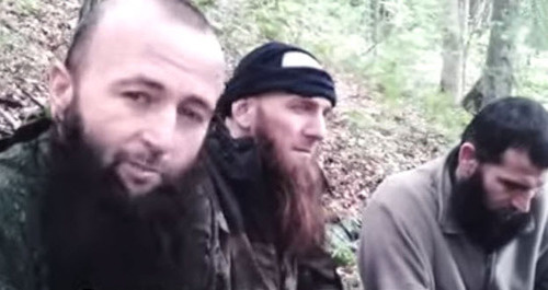 Кадр из видеозаписи захоронения тела Доку Умарова. Кадр из видео пользователя www.youtube.com Albert Albertiny Кадр из видеозаписи захоронения тела Доку Умарова. Кадр из видео пользователя www.youtube.com Albert Albertiny