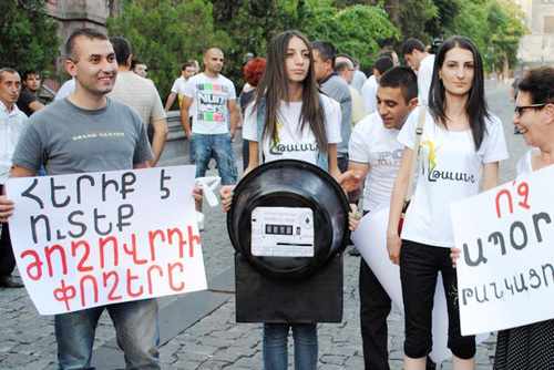 Участники факельного шествия против подорожания электроэнергии. Ереван, 1 августа 2014 г. Фото Армана Гарибяна, "Журналисты за права человека", forrights.am Участники факельного шествия против подорожания электроэнергии. Ереван, 1 августа 2014 г. Фото Армана Гарибяна, "Журналисты за права человека", forrights.am
