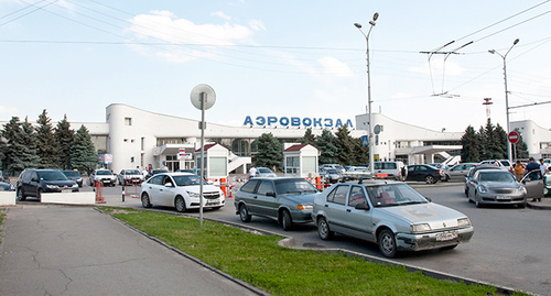 Площадь аэровокзала в Ростове-на-Дону. Фото Олега Пчелова для "Кавказского узла" Площадь аэровокзала в Ростове-на-Дону. Фото Олега Пчелова для "Кавказского узла"