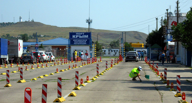 Полупустая площадка для автомобилей перед погрузкой на паром. Порт "Крым", 2014. Фото Нины Тумановой для "Кавказского узла"