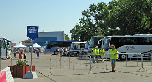 Площадка для автомобилей перед въездом на паром. Порт "Крым", август 2014. Фото Нины Тумановой для "Кавказского узла" Площадка для автомобилей перед въездом на паром. Порт "Крым", август 2014. Фото Нины Тумановой для "Кавказского узла"