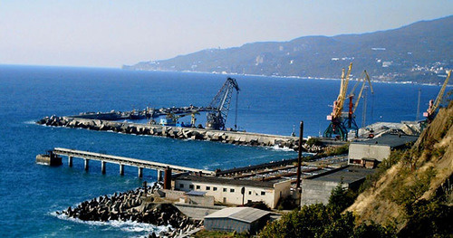 Грузоперевалочный комплекс в Массандре. Ялта. Фото https://ru.wikipedia.org Грузоперевалочный комплекс в Массандре. Ялта. Фото https://ru.wikipedia.org