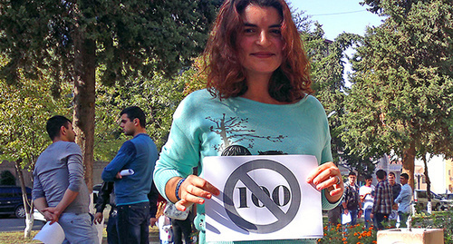 Участница акции протеста в Степанакерте с требованием отменить решение о повышении тарифов на проезд в общественном транспорте. Нагорный Карабах. 24 сентября 2014 год. Фото Алвард Григорян для "Кавказского узла"
Участница акции протеста в Степанакерте с требованием отменить решение о повышении тарифов на проезд в общественном транспорте. Нагорный Карабах. 24 сентября 2014 год. Фото Алвард Григорян для "Кавказского узла"