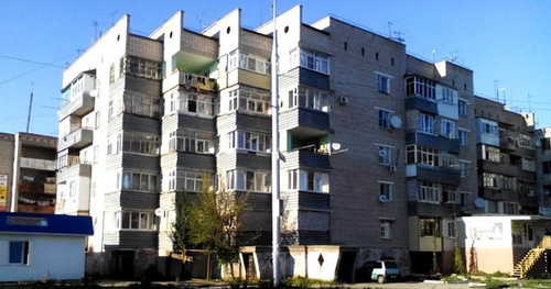 Многоквартирный дом по улице Пятигорское шоссе 3В в Черкесске. Фото Аси Капаевой для "Кавказского узла" Многоквартирный дом по улице Пятигорское шоссе 3В в Черкесске. Фото Аси Капаевой для "Кавказского узла"