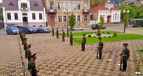 Почётный Караул у Большого Зала Кабинета Министров, Сухум, 24 сентября 2014. Фото: http://www.abkhaziya.org/news_detail.html?nid=41111 Почётный Караул у Большого Зала Кабинета Министров, Сухум, 24 сентября 2014. Фото: http://www.abkhaziya.org/news_detail.html?nid=41111