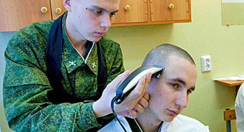 Стрижка в армии. Фото: http://recrut.mil.ru/images/military/military/photo/Copy%20of%20MA_36997.jpg Стрижка в армии. Фото: http://recrut.mil.ru/images/military/military/photo/Copy%20of%20MA_36997.jpg