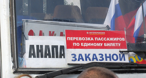 Табличка за стеклом автобуса, обеспечивающего перевозку пассажиров по единому билету. Фото Нины Тумановой для "Кавказского узла" Табличка за стеклом автобуса, обеспечивающего перевозку пассажиров по единому билету. Фото Нины Тумановой для "Кавказского узла"