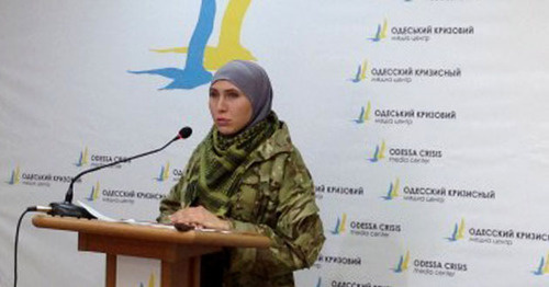 Амина Окуева. Фото: стоп-кадр видео "Иса Мунаев и Амина Окуева", http://www.youtube.com/watch?v=L54NTpenCkM Амина Окуева. Фото: стоп-кадр видео "Иса Мунаев и Амина Окуева", http://www.youtube.com/watch?v=L54NTpenCkM