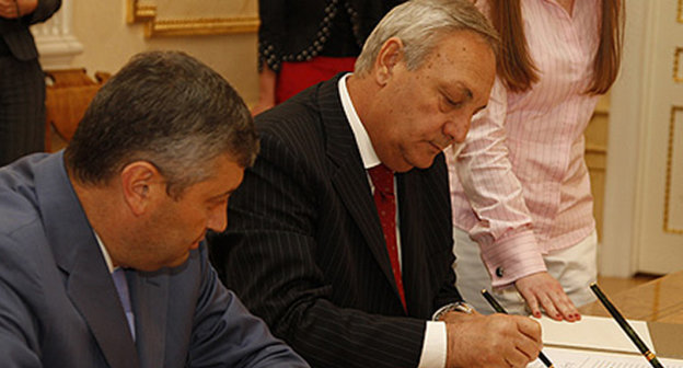 Президенты Южной Осетии Эдуард Кокойта (слева) и Абхазии Сергей Багапш (справа). Фото: https://ru.wikipedia.org/wiki/%C1%E0%E3%E0%EF%F8,_%D1%E5%F0%E3%E5%E9_%C2%E0%F1%E8%EB%FC%E5%E2%E8%F7#mediaviewer/File:Dmitry_Medvedev_14_August_2008-2.jpg Президенты Южной Осетии Эдуард Кокойта (слева) и Абхазии Сергей Багапш (справа). Фото: https://ru.wikipedia.org/wiki/%C1%E0%E3%E0%EF%F8,_%D1%E5%F0%E3%E5%E9_%C2%E0%F1%E8%EB%FC%E5%E2%E8%F7#mediaviewer/File:Dmitry_Medvedev_14_August_2008-2.jpg