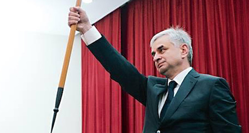 Инаугурация Президента Республики Абхазия Р.Д. Хаджимба. Фото: http://www.abkhaziagov.org/sites/default/files/styles/logobig/public/photogallery/33.jpg?itok=PFr3wYWZ Инаугурация Президента Республики Абхазия Р.Д. Хаджимба. Фото: http://www.abkhaziagov.org/sites/default/files/styles/logobig/public/photogallery/33.jpg?itok=PFr3wYWZ
