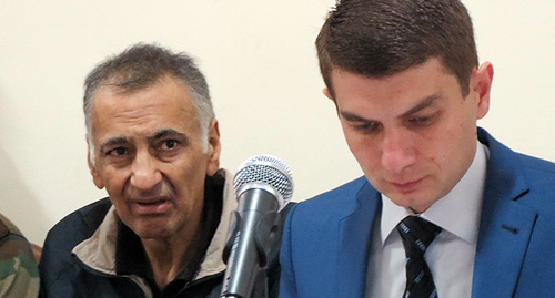 Адвокат Эрик Бегларян и подсудимый Дилхам Аскеров (слева)в зале суда. Степанакерт, сентябрь 2014 г. Фото Алвард Григорян для "Кавказского узла" Адвокат Эрик Бегларян и подсудимый Дилхам Аскеров (слева)в зале суда. Степанакерт, сентябрь 2014 г. Фото Алвард Григорян для "Кавказского узла"