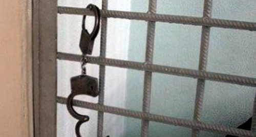 Наручники. Фото: http://newsgeorgia.ru/images/21346/47/213464795.jpg Наручники. Фото: http://newsgeorgia.ru/images/21346/47/213464795.jpg