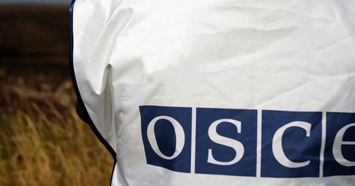 Форма сотрудника ОБСЕ. Кадр из видео Monitors at work: Damage report The Organization for Security and Co-operation in Europe (OSCE) http://www.youtube.com/ Форма сотрудника ОБСЕ. Кадр из видео Monitors at work: Damage report The Organization for Security and Co-operation in Europe (OSCE) http://www.youtube.com/