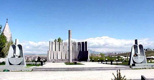 Мемориальное кладбище "Ераблур". Ереван. Фото: Argishti https://ru.wikipedia.org Мемориальное кладбище "Ераблур". Ереван. Фото: Argishti https://ru.wikipedia.org