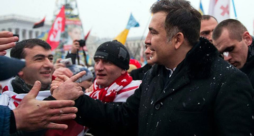 М. Саакашвили приветствует участников антиправительственных выступлений в Киеве. 17 декабря 2013 года. Фото: Voice of America, Russian service, https://ru.wikipedia.org/wiki/%D1%E0%E0%EA%E0%F8%E2%E8%EB%E8,_%CC%E8%F5%E0%E8%EB_%CD%E8%EA%EE%EB%EE%E7%EE%E2%E8%F7#mediaviewer/File:Georgian_ex-President_Mikheil_Saakashvili_at_the_Euromaidan_rally_in_Kiev._2013.jpg М. Саакашвили приветствует участников антиправительственных выступлений в Киеве. 17 декабря 2013 года. Фото: Voice of America, Russian service, https://ru.wikipedia.org/wiki/%D1%E0%E0%EA%E0%F8%E2%E8%EB%E8,_%CC%E8%F5%E0%E8%EB_%CD%E8%EA%EE%EB%EE%E7%EE%E2%E8%F7#mediaviewer/File:Georgian_ex-President_Mikheil_Saakashvili_at_the_Euromaidan_rally_in_Kiev._2013.jpg