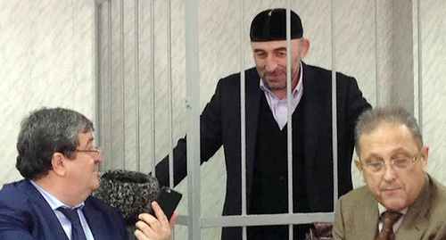 Курман-Али Байчоров и его адвокаты в зале суда, где проходит заседание по делу. 2 декабря 2014 год. Фото Магомеда Магомедова для "Кавказского узла" Курман-Али Байчоров и его адвокаты в зале суда, где проходит заседание по делу. 2 декабря 2014 год. Фото Магомеда Магомедова для "Кавказского узла"