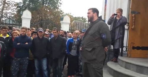 Митинг по поводу избиения в больнице. Минеральные воды, 28 сентября 2014 г. Кадр из видео пользователя William Coffe www.youtube.com Митинг по поводу избиения в больнице. Минеральные воды, 28 сентября 2014 г. Кадр из видео пользователя William Coffe www.youtube.com