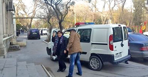 Хадиджа Исмайлова возле Сабаильского районного суда Баку. 5 декабря 2014 г. Фото Ульви Гасанли Хадиджа Исмайлова возле Сабаильского районного суда Баку. 5 декабря 2014 г. Фото Ульви Гасанли