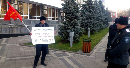 Дмитрий Печинский во время пикета "Коммунистов России" против отмены прямых выборов мэров. Краснодар, 4 декабря 2014 г. Фото Марка Климова Дмитрий Печинский во время пикета "Коммунистов России" против отмены прямых выборов мэров. Краснодар, 4 декабря 2014 г. Фото Марка Климова