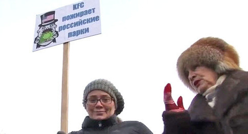 Пикет против строительства ресторана KFC. Волгоград, 10 декабря 2014 г. Кадр из видео пользователя Студия Высота 102 www.youtube.com Пикет против строительства ресторана KFC. Волгоград, 10 декабря 2014 г. Кадр из видео пользователя Студия Высота 102 www.youtube.com
