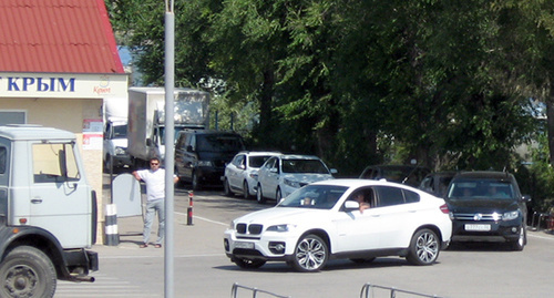 Очередь на погрузку легковых автомобилей в порту Крым. Фото Нины Тумановой для "Кавказского узла" Очередь на погрузку легковых автомобилей в порту Крым. Фото Нины Тумановой для "Кавказского узла"