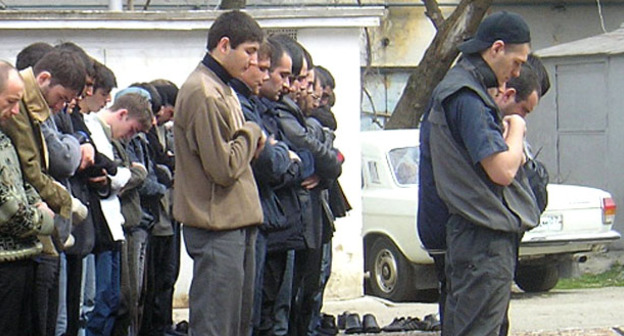 КБР, Нальчик, молодые мусульмане совершеют намаз на улице. Ноябрь 2004 г. Фото Анны Арсеньевой
КБР, Нальчик, молодые мусульмане совершеют намаз на улице. Ноябрь 2004 г. Фото Анны Арсеньевой