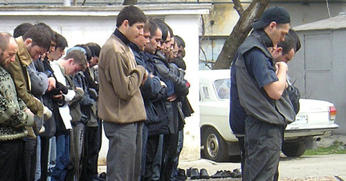 КБР, Нальчик, молодые мусульмане совершеют намаз на улице. Ноябрь 2004 г. Фото Анны Арсеньевой
КБР, Нальчик, молодые мусульмане совершеют намаз на улице. Ноябрь 2004 г. Фото Анны Арсеньевой