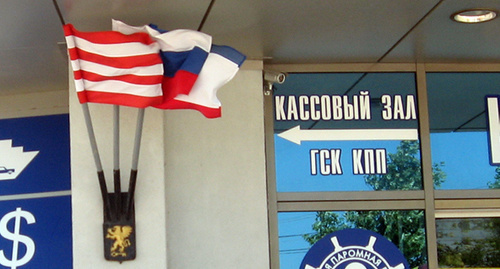 Флаги Керчи, России и Крымского полуострова. Фото Нины Тумановой для "Кавказского узла" Флаги Керчи, России и Крымского полуострова. Фото Нины Тумановой для "Кавказского узла"