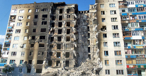 Жилой дом, разрушенный в ходе войны в Донбассе. Лисичанск, Луганская область. Фото: Ліонкінг https://ru.wikipedia.org/ Жилой дом, разрушенный в ходе войны в Донбассе. Лисичанск, Луганская область. Фото: Ліонкінг https://ru.wikipedia.org/