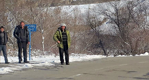 Жители в ожидании автобуса. Фото Алвард Григорян для "Кавказского узла" Жители в ожидании автобуса. Фото Алвард Григорян для "Кавказского узла"