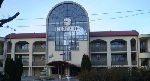 Железнодорожный вокзал. Вид со стороны привокзальной площади. Фото: https://upload.wikimedia.org/wikipedia/commons/d/d5/%D0%96%D0%B4_%D0%B2%D0%BE%D0%BA%D0%B7%D0%B0%D0%BB_%D0%9D%D0%B0%D0%B7%D1%80%D0%B0%D0%BD%D1%8C.jpg Железнодорожный вокзал. Вид со стороны привокзальной площади. Фото: https://upload.wikimedia.org/wikipedia/commons/d/d5/%D0%96%D0%B4_%D0%B2%D0%BE%D0%BA%D0%B7%D0%B0%D0%BB_%D0%9D%D0%B0%D0%B7%D1%80%D0%B0%D0%BD%D1%8C.jpg