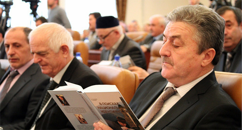 В Парламенте ЧР на презентации книги «В поисках национальной идентичности». Фото: http://www.parlamentchr.ru/press-centre/fotoreportazhi/541-v-parlamente-chr-obsudili-zakon-o-transportnom-naloge-3 В Парламенте ЧР на презентации книги «В поисках национальной идентичности». Фото: http://www.parlamentchr.ru/press-centre/fotoreportazhi/541-v-parlamente-chr-obsudili-zakon-o-transportnom-naloge-3