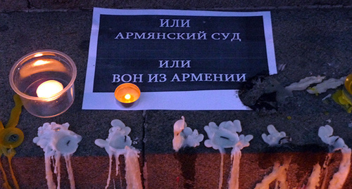 Люди зажигали свечи в память жертв солдата-убийцы. Фото Армине Мартиросян для "Кавказского узла" Люди зажигали свечи в память жертв солдата-убийцы. Фото Армине Мартиросян для "Кавказского узла"