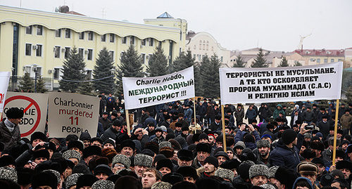 Митинг на площади у расположенной на въезде в Магас «Башни согласия», Ингушетия. Фото: http://www.ingushetia.ru/photo/archives/022003.shtml Митинг на площади у расположенной на въезде в Магас «Башни согласия», Ингушетия. Фото: http://www.ingushetia.ru/photo/archives/022003.shtml