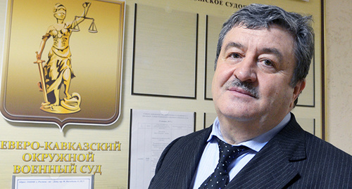 Адвокат Алауди Мусаев на фоне «слепой» вершительницы человеческих судеб Фемиды. Фото Олега Пчелова для "Кавказского узла" Адвокат Алауди Мусаев на фоне «слепой» вершительницы человеческих судеб Фемиды. Фото Олега Пчелова для "Кавказского узла"