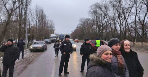 Жители Минеральных Вод перекрыли трассу "Кавказ". 24 января 2015 г. Фото http://bloknot-stavropol.ru/ Жители Минеральных Вод перекрыли трассу "Кавказ". 24 января 2015 г. Фото http://bloknot-stavropol.ru/