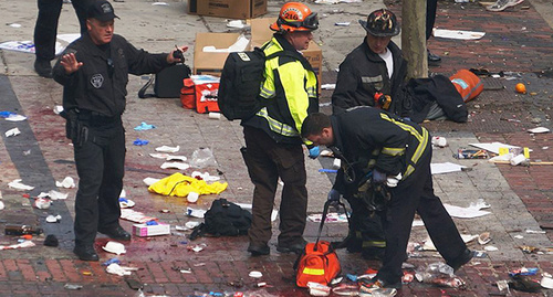Сотрудники полиции на месте трагедии в Бостоне. Фото: https://en.wikipedia.org/wiki/Boston_Marathon_bombings#mediaviewer/File:Boston_Marathon_explosions_%288652971845%29.jpg Сотрудники полиции на месте трагедии в Бостоне. Фото: https://en.wikipedia.org/wiki/Boston_Marathon_bombings#mediaviewer/File:Boston_Marathon_explosions_%288652971845%29.jpg